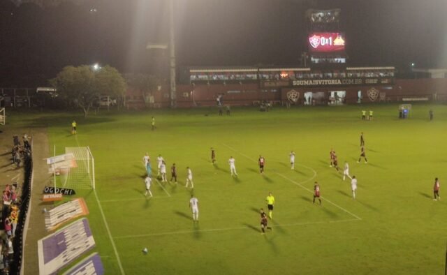 Imagem de Derrotado pelo Criciúma, Vitória perde liderança da Série B