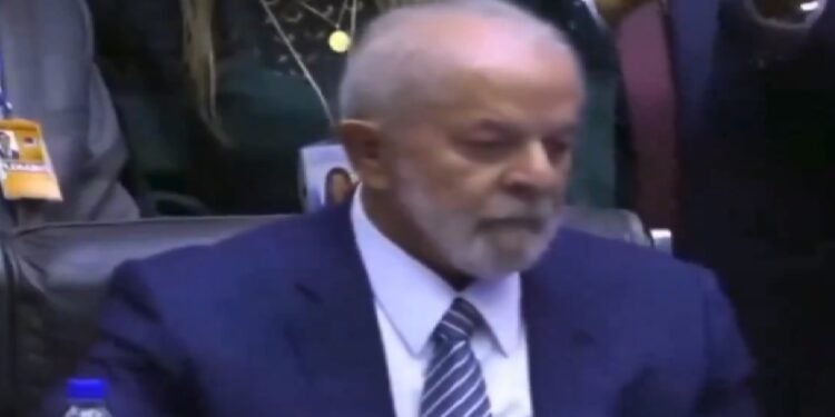 Imagem de Lula é vaiado durante promulgação da reforma tributária na Câmara