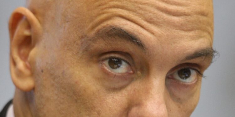 Imagem de Alexandre de Moraes envia à PGR pedido para apurar envio de R$ 17 milhões via Pix para Bolsonaro