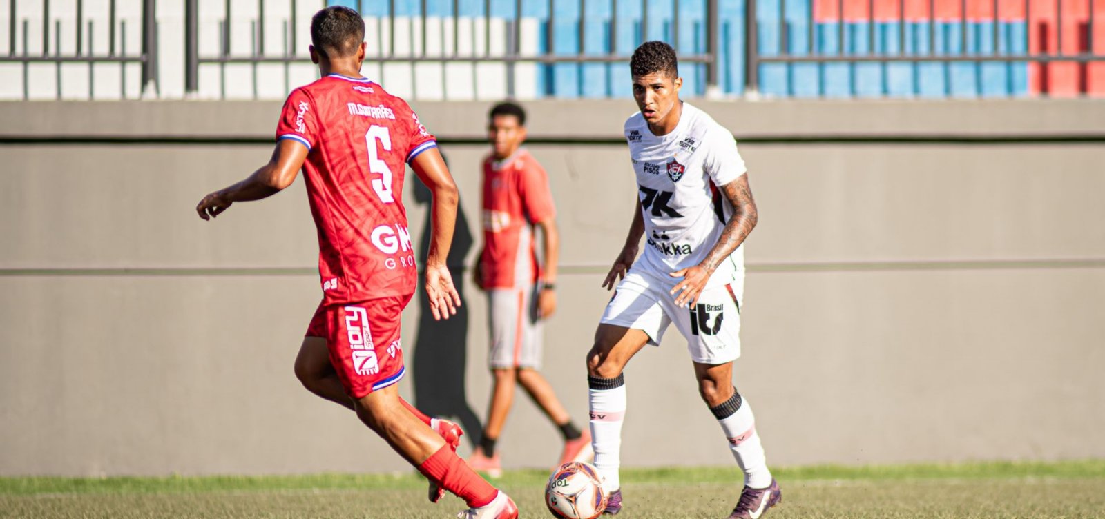 Imagem de Fora de casa, Vitória bate o Barcelona de Ilhéus e entra no G-4 do Baianão