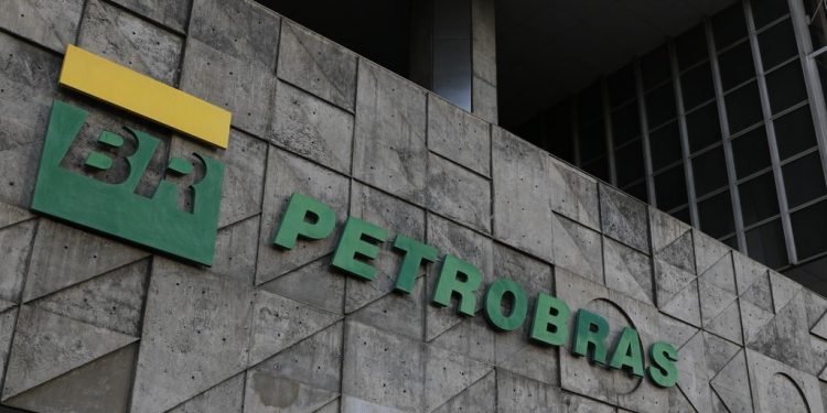 Imagem de Ações da Petrobras caem mais de 7%