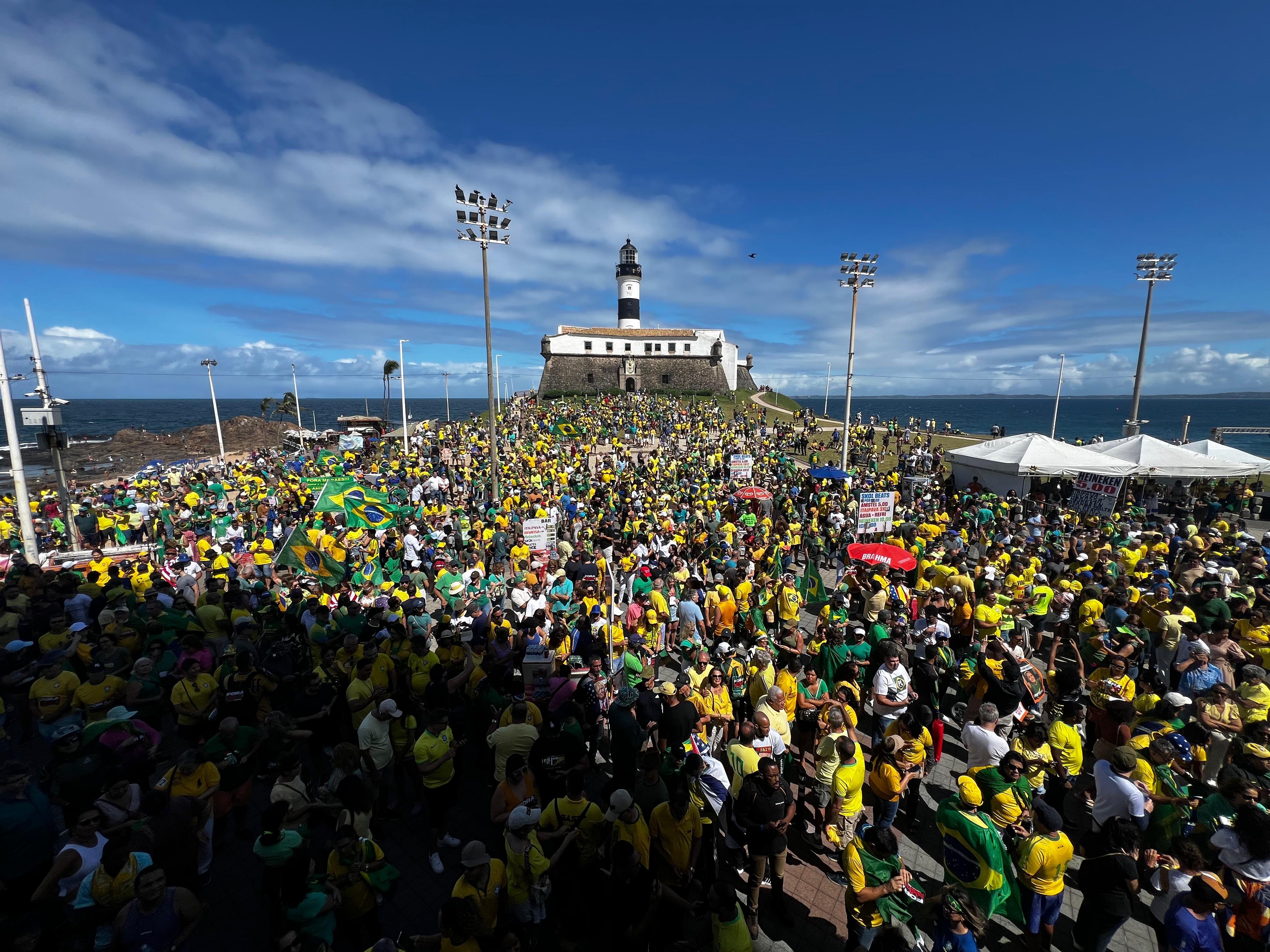 Imagem de Manifestação em apoio a Jair Bolsonaro reúne apoiadores no Farol da Barra, em Salvador