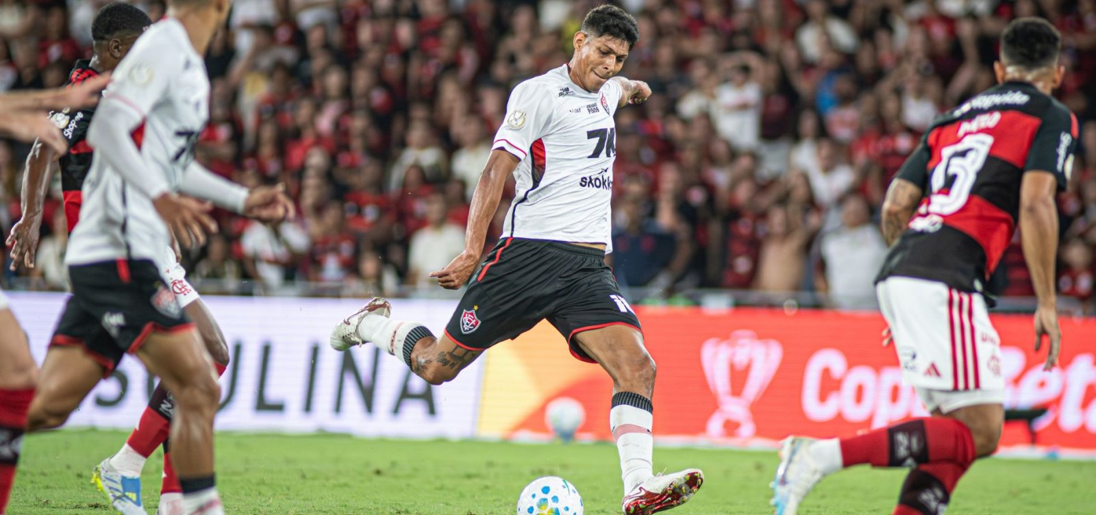 Imagem de Vitória é derrotado pelo Flamengo no Maracanã e decide vaga em Salvador