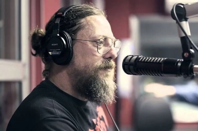 Imagem de Canisso, baixista do Raimundos, morre aos 57 anos