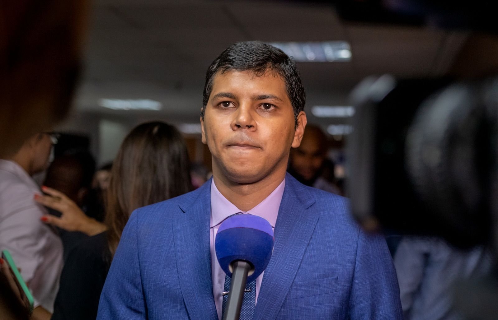 Imagem de Diego Castro apresenta projeto que proíbe uso de banheiros nas escolas baianas com base na identidade de gênero