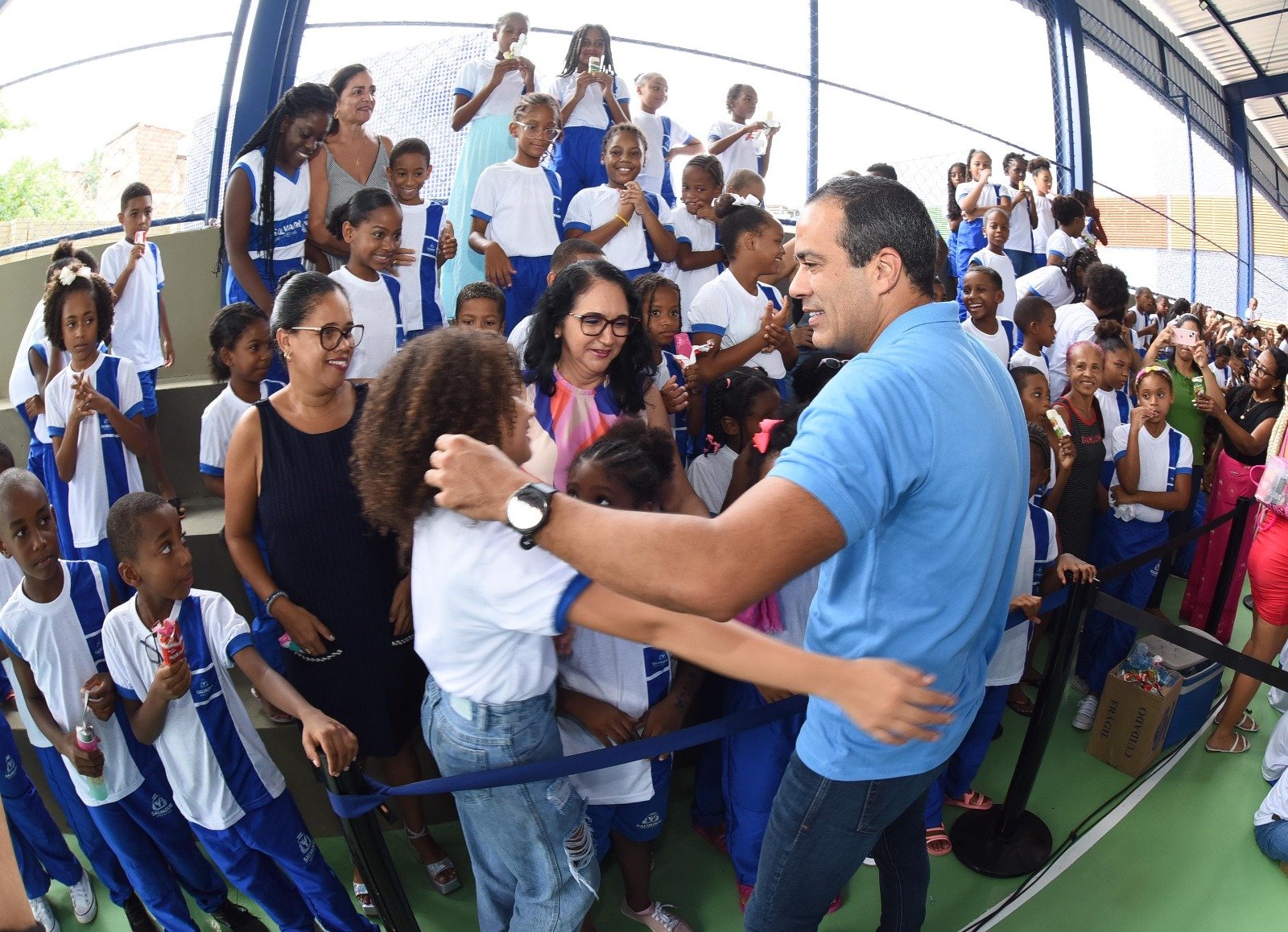 Imagem de Prefeitura entrega 1ª escola municipal com piscina semiolímpica e anuncia inauguração de outras cinco novas unidades