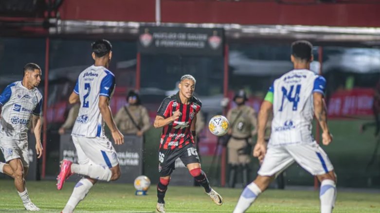 Imagem de Rafinha marca em falha de Arcanjo, e Confiança elimina o Vitória no Barradão