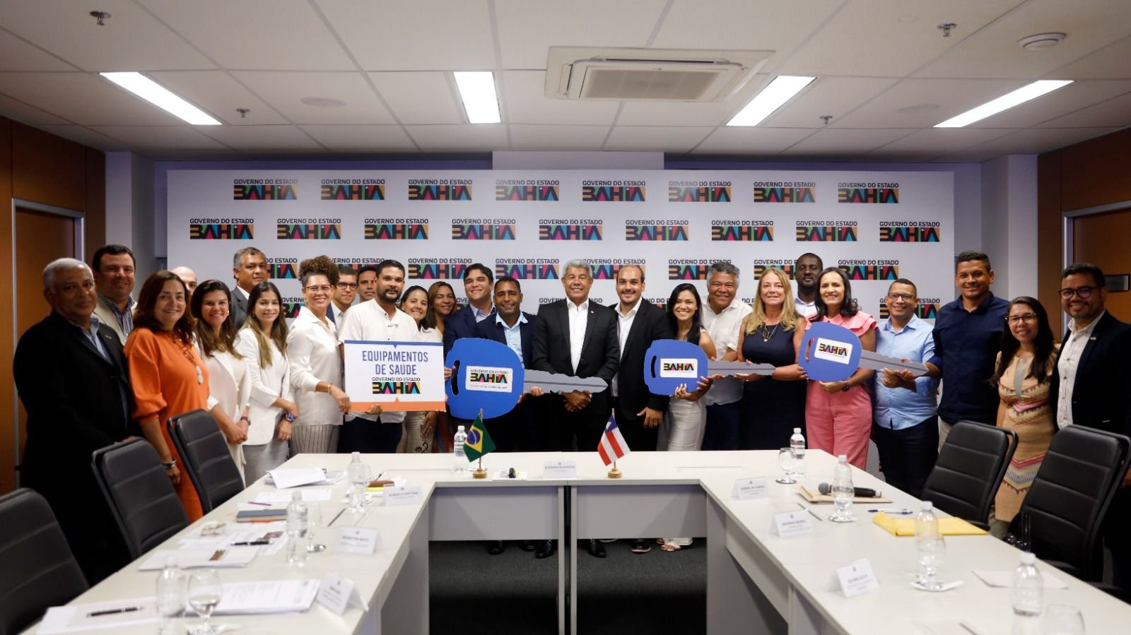 Imagem de Governador recebe prefeitos, escuta demandas e realiza entregas para Buritirama, Wenceslau Guimarães e Coaraci