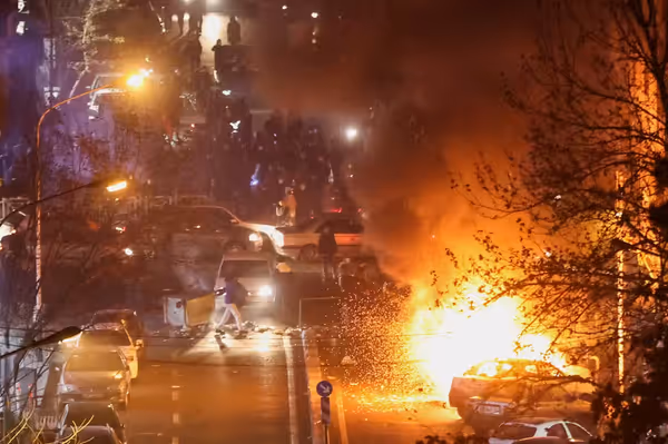 Carros s&atilde;o incendiados durante protesto em Teer&atilde;, capital do Ir&atilde;, no dia 8 de janeiro de 2026 &mdash; Foto: West Asia News Agency/Reuters