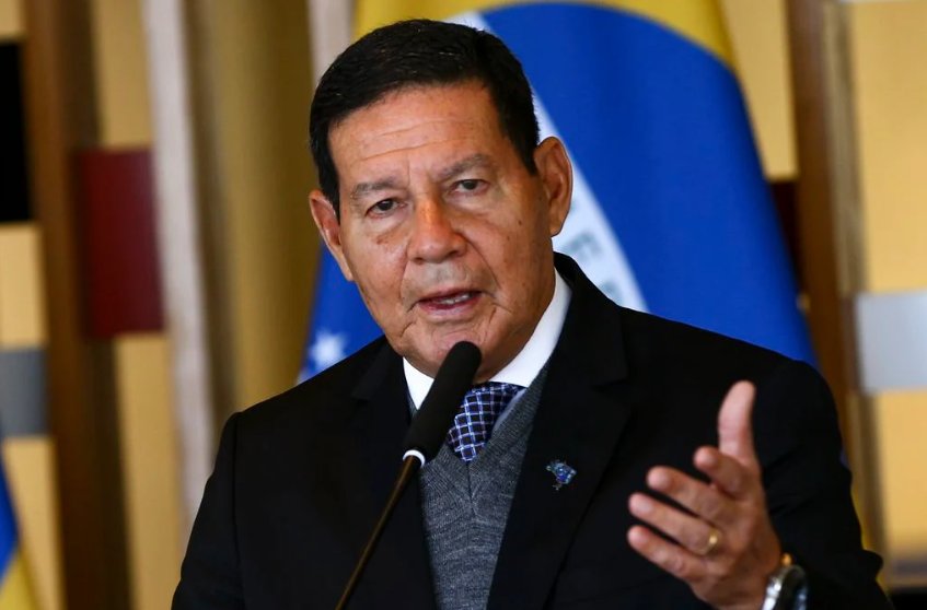 Imagem de Lula quer alimentar crise com o Exército, afirma Mourão