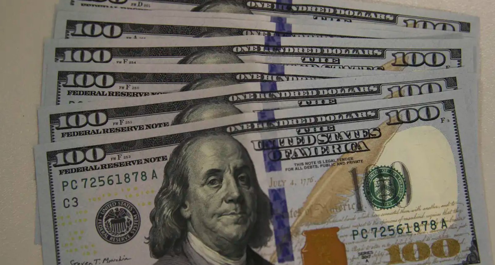 Imagem de Dólar cai para R$ 4,97 após decisão de Banco Central americano