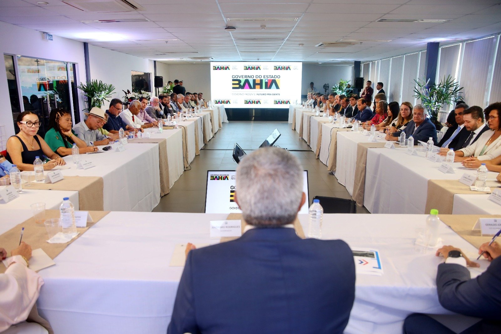 Imagem de Jerônimo Rodrigues anuncia reajuste zero na tarifa do metrô e do transporte metropolitano