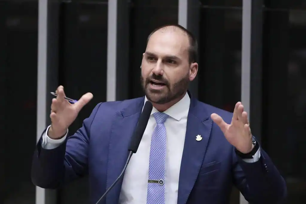 Imagem de Caroline de Toni renuncia e Eduardo Bolsonaro é o novo líder da Minoria