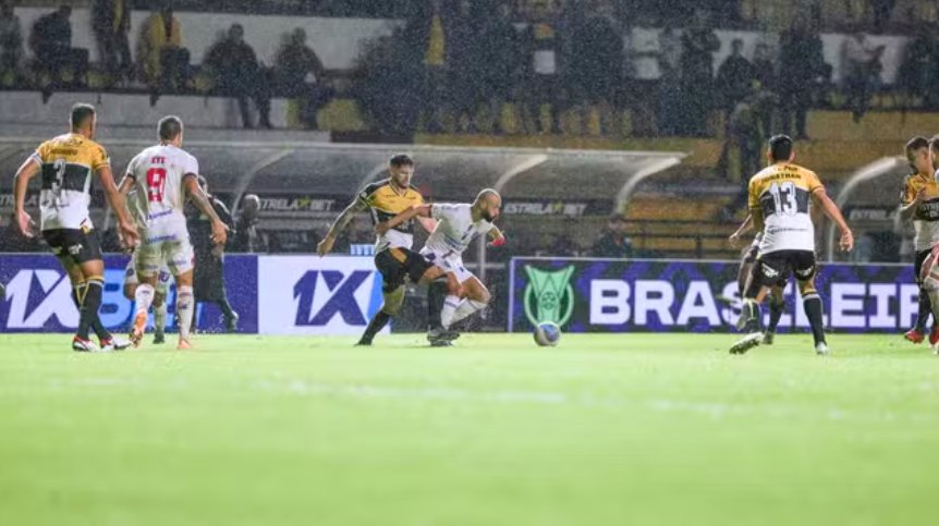 Imagem de Bahia busca empate contra o Criciúma em jogo com polêmica e expulsão relâmpago