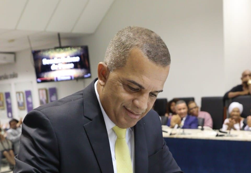 Imagem de ‘Dia histórico’, diz Bira durante posse como prefeito de Mata de São João