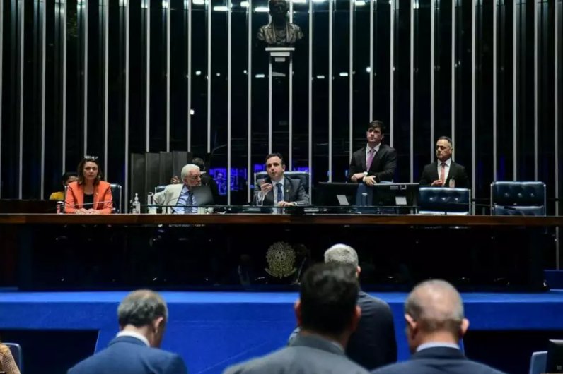 Imagem de Senado aprova PEC de ajuste fiscal que limita abono salarial e Fundeb