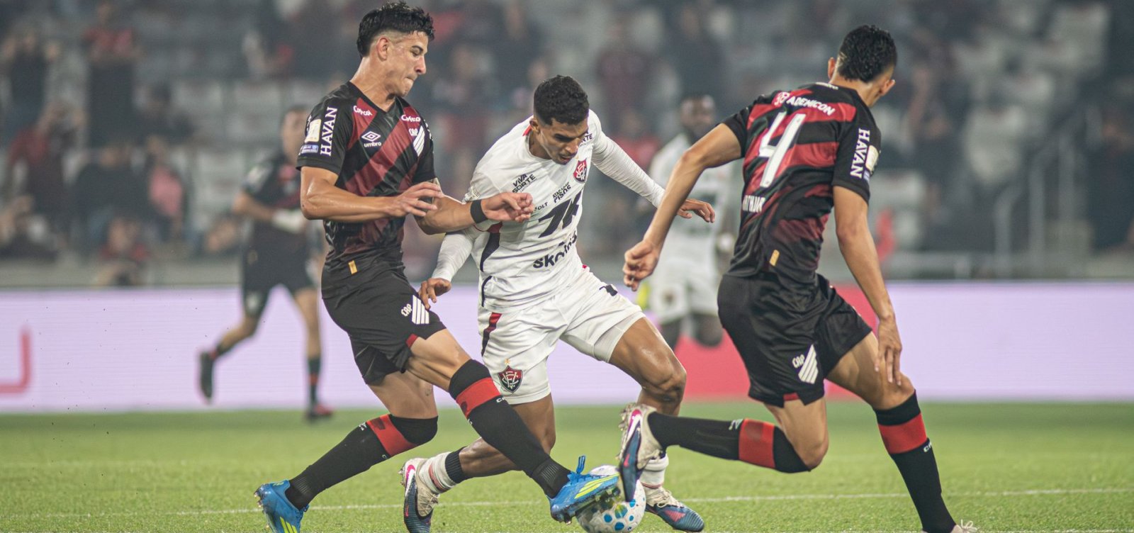 Imagem de Vitória sofre virada para o Athletico-PR e segue sem vencer fora de casa no Brasileiro