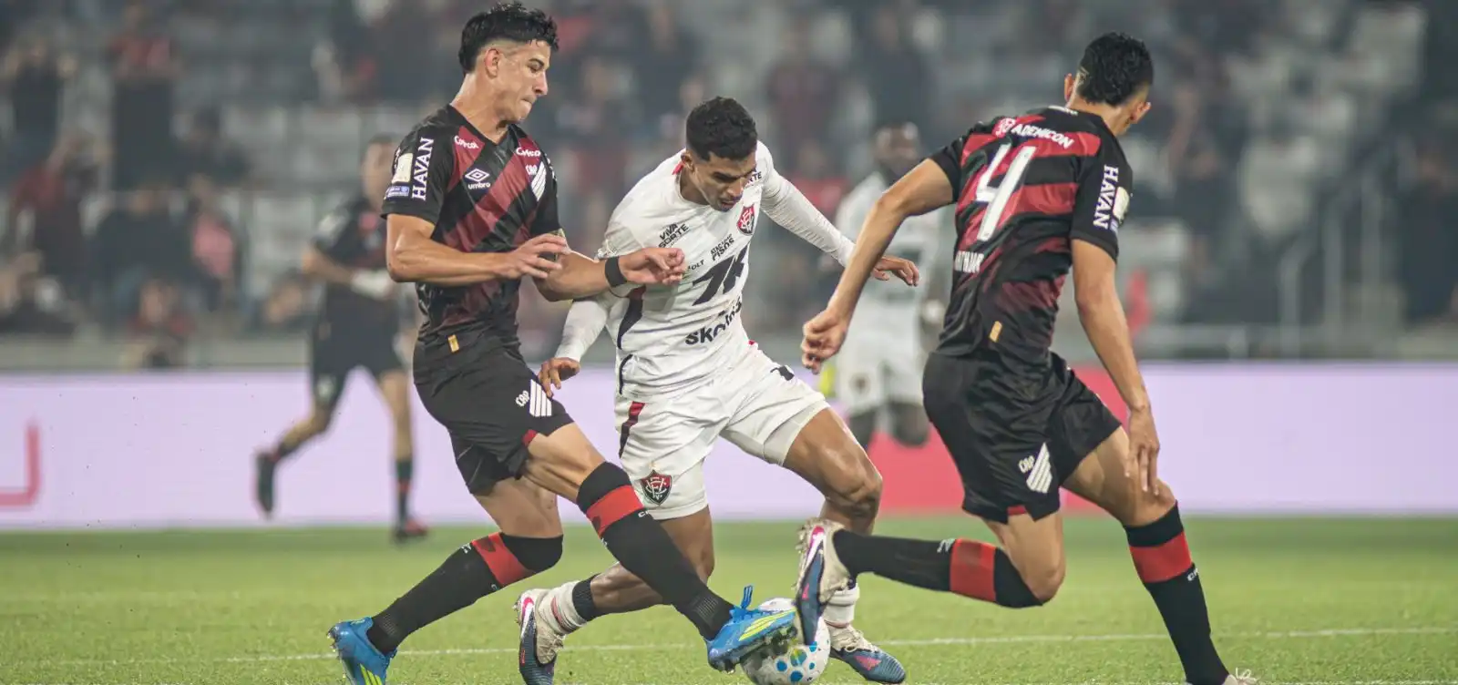 Imagem de Vitória sofre virada para o Athletico-PR e segue sem vencer fora de casa no Brasileiro