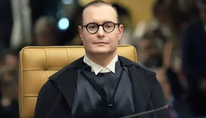 Imagem de Linguagem neutra destoa das normas do português, diz Cristiano Zanin