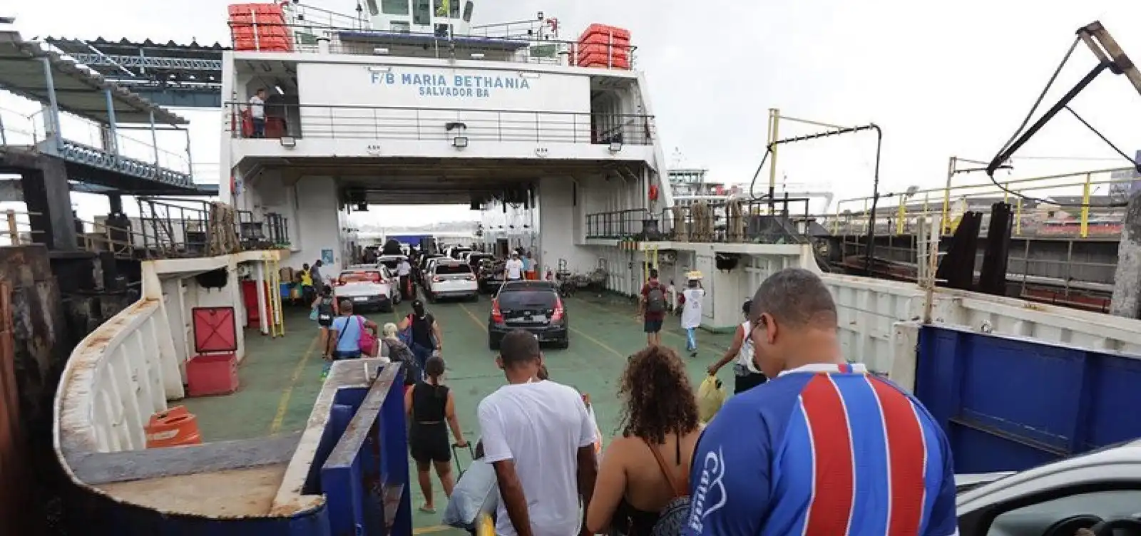 Imagem de Ferry-boat registra fila moderada e tempo de espera chega a três horas em Salvador