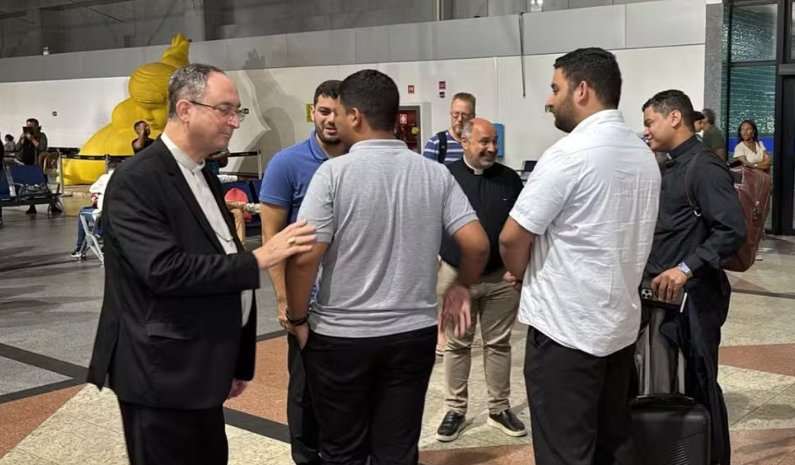 Imagem de Arcebispo de Salvador embarca para o Vaticano após morte do papa; cardeal participará do Conclave