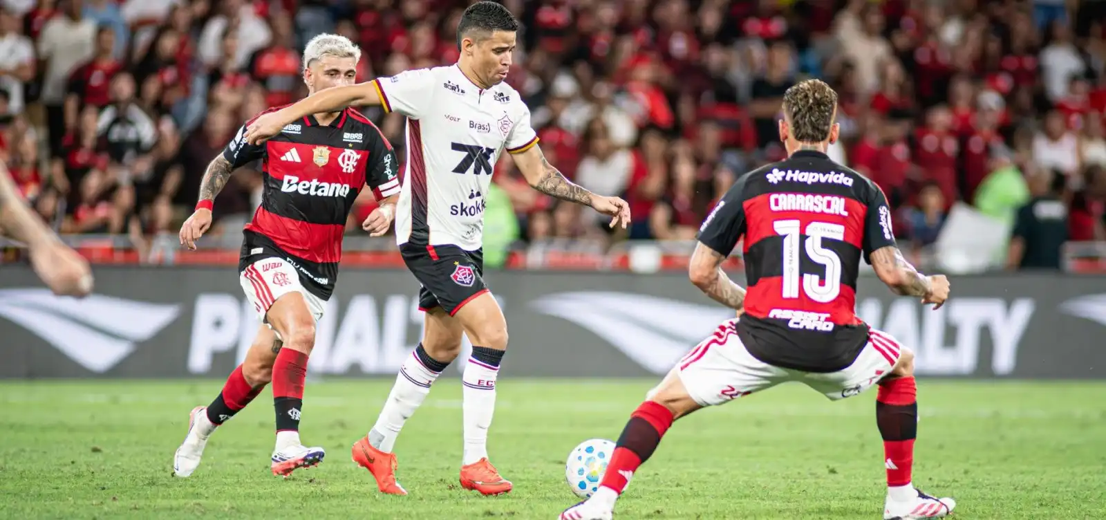Imagem de Vitória perde para o Flamengo no Maracanã e segue perto da zona de rebaixamento