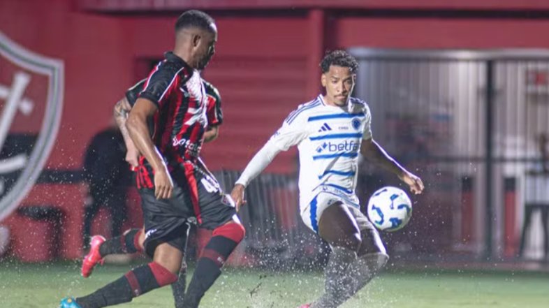 Imagem de Vitória e Cruzeiro empatam jogo marcado por gramado encharcado e cena forte