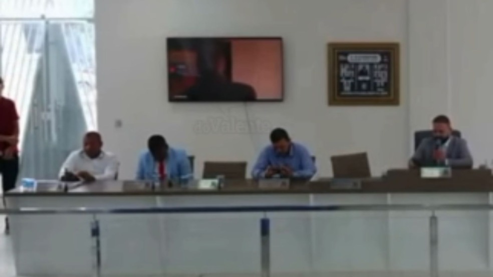 Imagem de Vídeo pornográfico aparece em TV durante sessão da Câmara de Laje e gera constrangimento