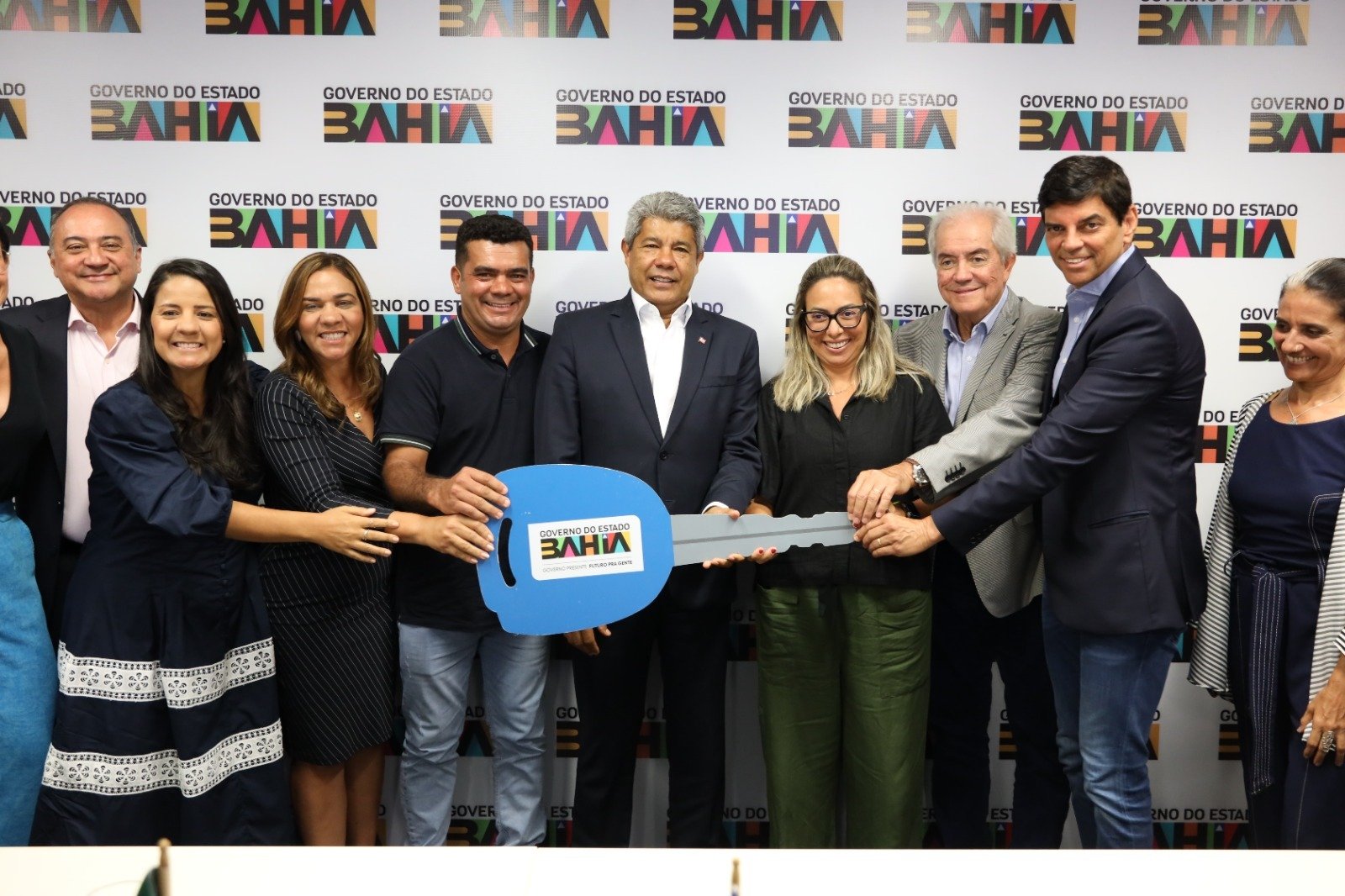 Imagem de Governo do Estado entrega ambulância e discute obras e investimentos para Mundo Novo