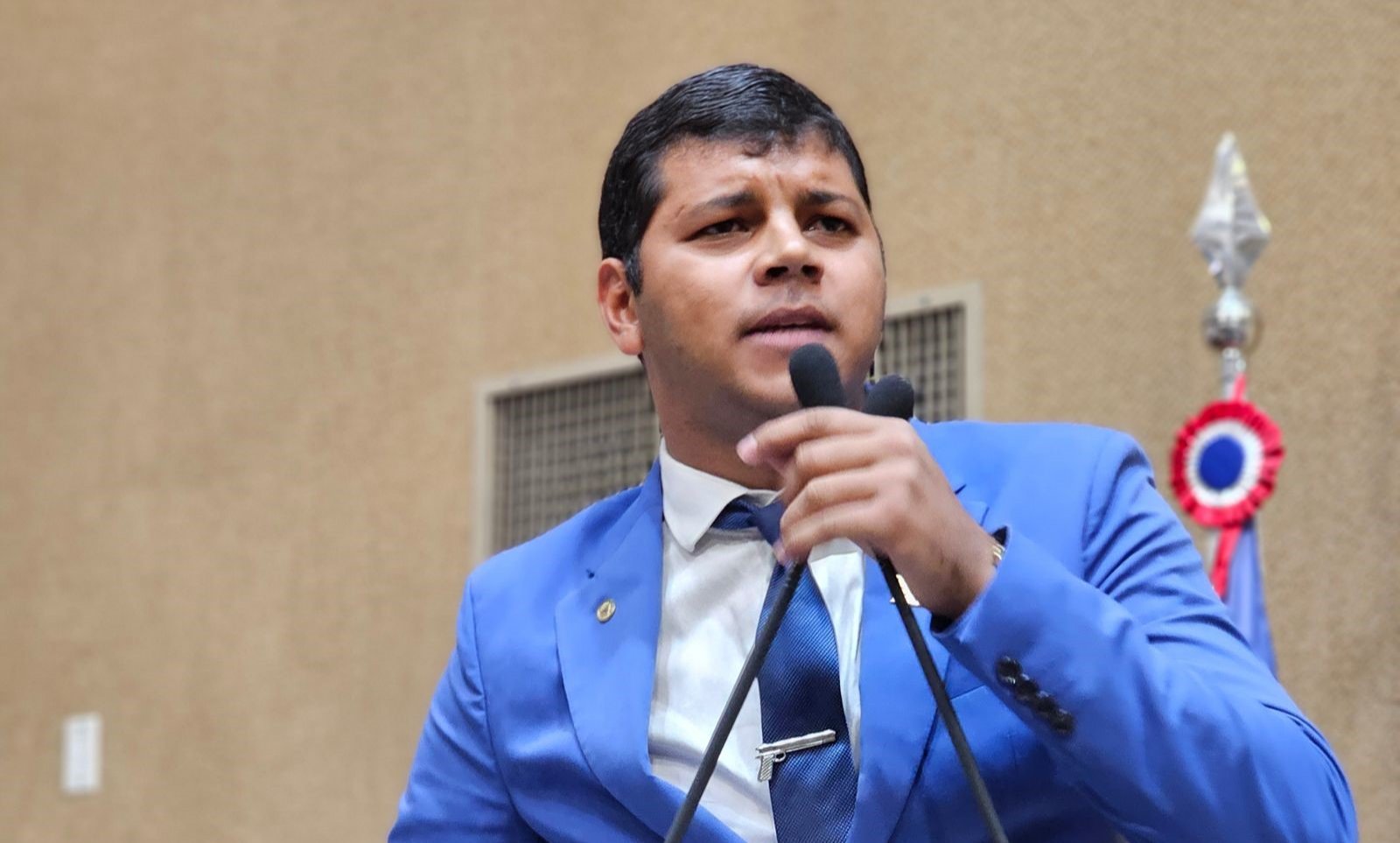 Imagem de Diego Castro reage após líder do governo chamar integrantes do grupo Invasão Zero de 'milicianos'