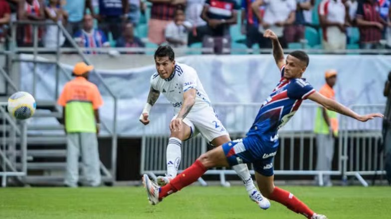 Imagem de Bahia aproveita expulsão, goleia Cruzeiro e volta ao G-4