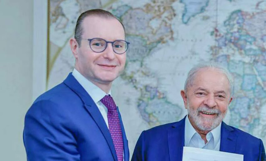 Imagem de Lula admite possibilidade de indicar Zanin ao STF