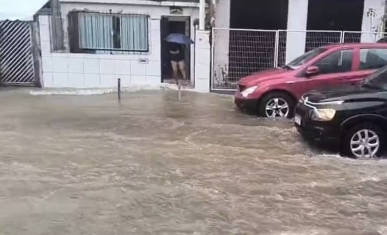 Imagem de Alagamentos, deslizamento e queda de árvore: chuva em 1h atinge 75% do previsto para o mês em Salvador