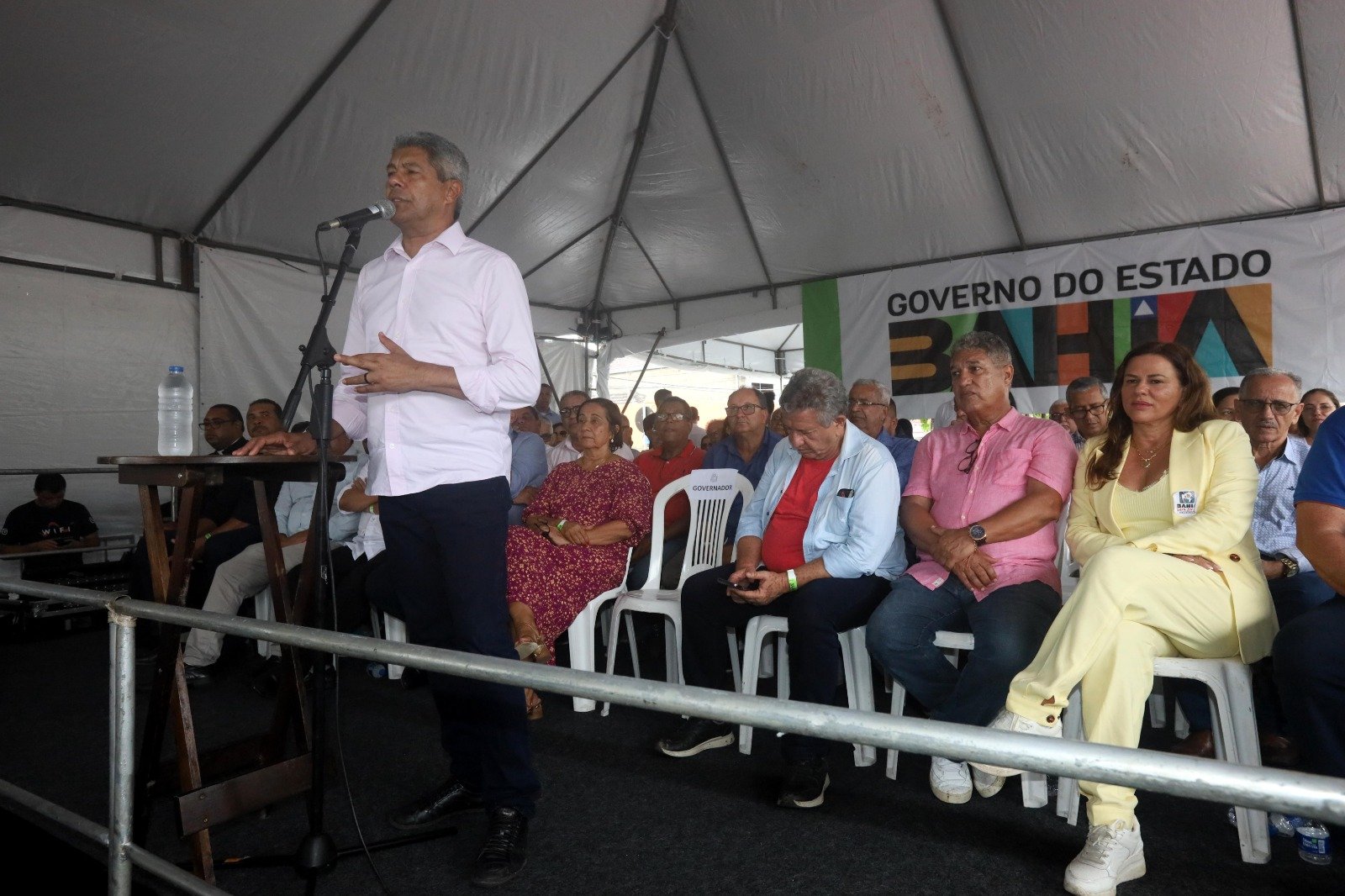 Imagem de Governador entrega obras de pavimentação e urbanização em Floresta Azul 