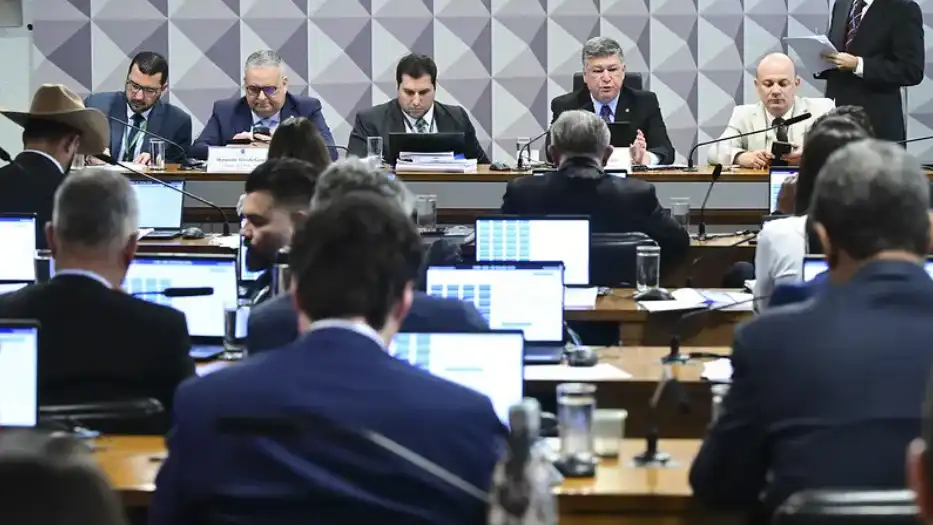 Imagem de O que se sabe até agora sobre as suspeitas que envolvem Lulinha e o “Careca do INSS”