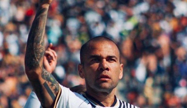 Imagem de Daniel Alves espera sair da prisão nesta terça-feira (21)