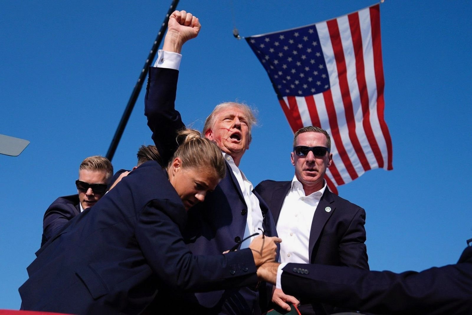 Imagem de Donald Trump é atingido por tiro durante comício na Pensilvânia