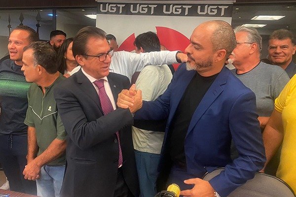 Imagem de Ao lado do ministro Luiz Marinho, presidente da UGT-BA defende um novo posicionamento das centrais sindicais