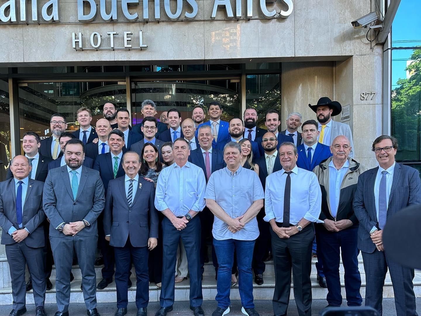 Imagem de Em comitiva de Bolsonaro, baiano Diego Castro participa de posse de Milei na Argentina neste domingo