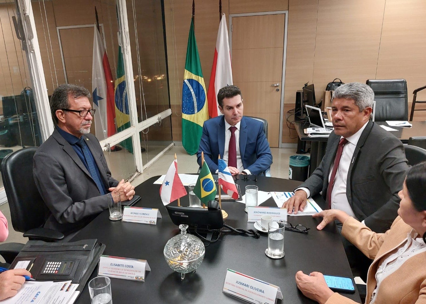 Imagem de Em Brasília, Jerônimo trata da retomada de obras nas áreas de Habitação e Educação na Bahia