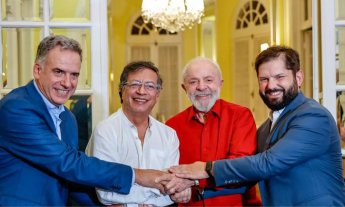 Imagem de Às vésperas de reunião em Santiago, Lula e mais quatro presidentes progressistas lançam carta em defesa da democracia