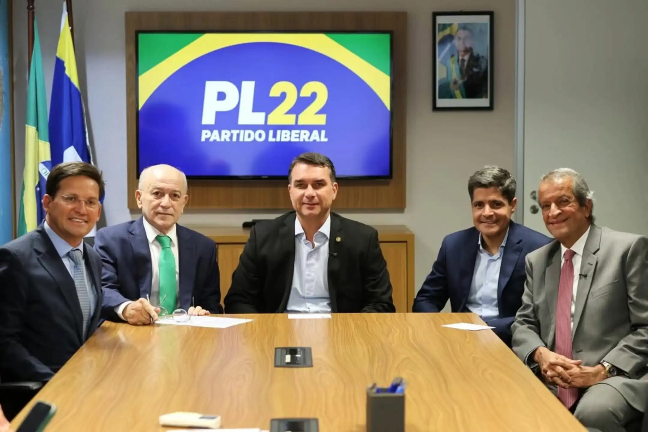 Imagem de Filiação de Aroldo Cedraz ao PL reúne ACM Neto, Flávio Bolsonaro e Valdemar em Brasília