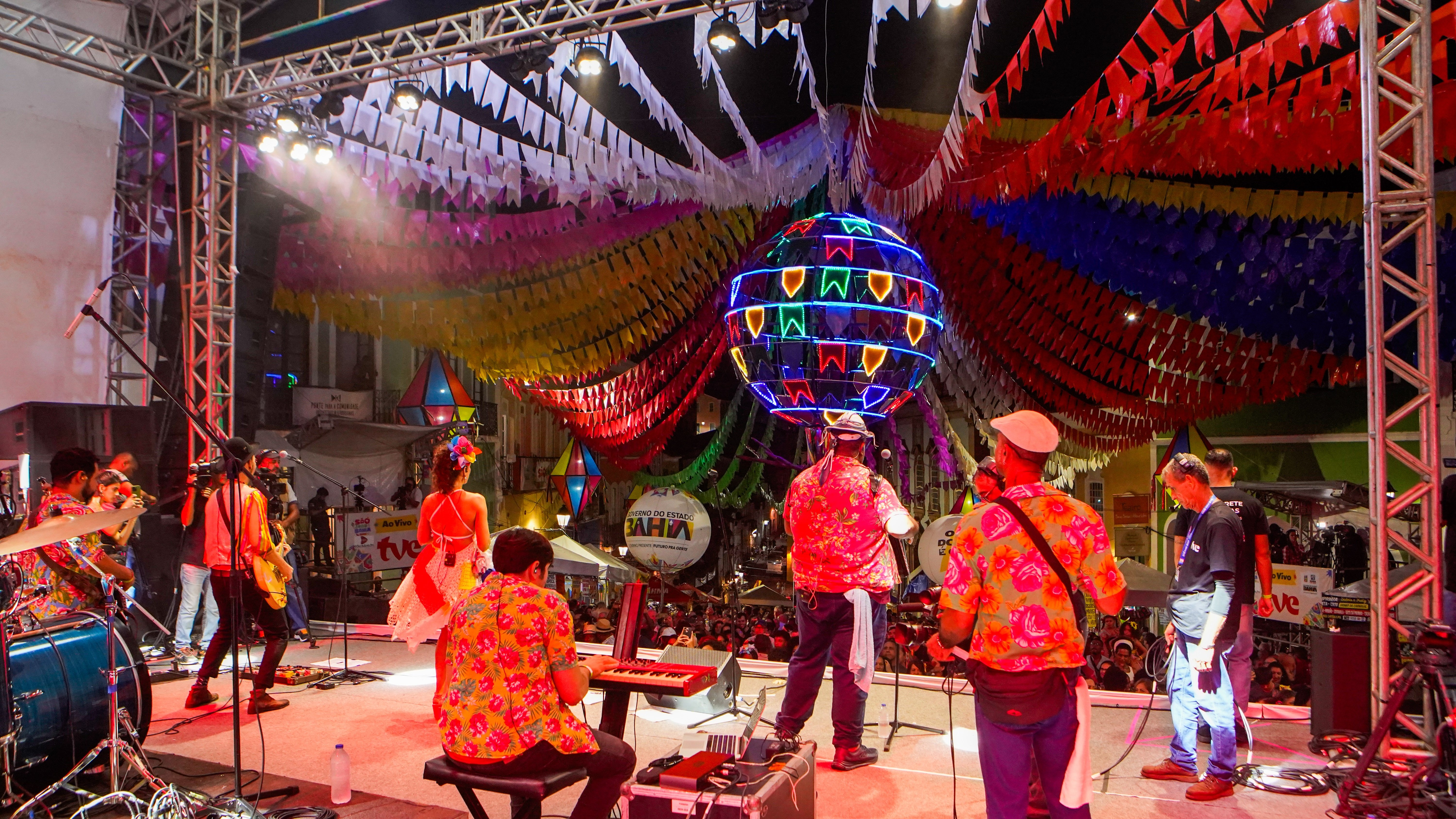 Imagem de Direto das marchinhas do carnaval, Bailinho de Quinta anima a galera e faz todo mundo arrastar o pé
