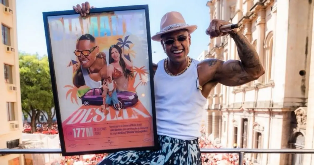 Imagem de Léo Santana recebe quadro de diamante por “Desliza” durante pré-Carnaval no Rio
