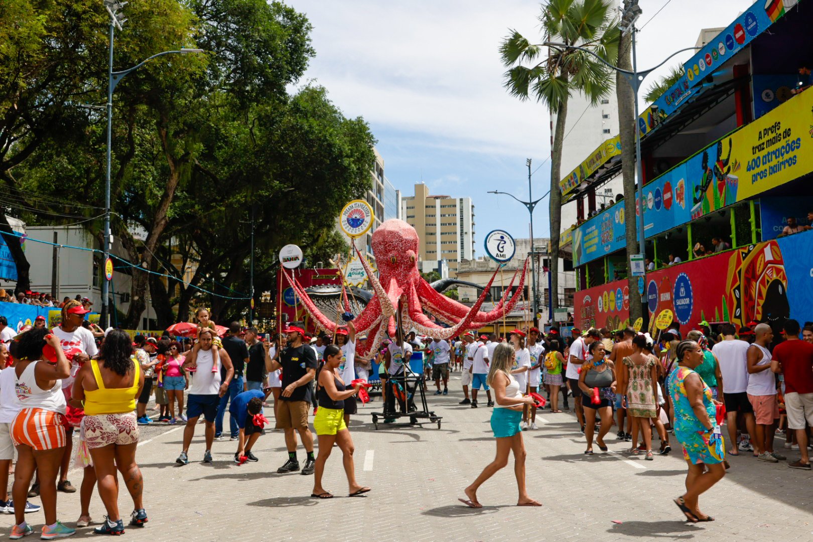 Imagem de Tradicional e irreverente Mudança do Garcia leva milhares de foliões às ruas nesta segunda-feira (12)