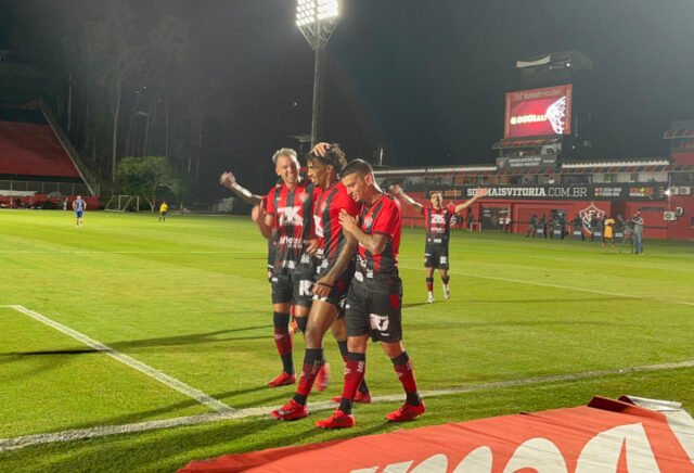Imagem de Vitória domina e goleia o Jacobina por 4 a 0 no Barradão