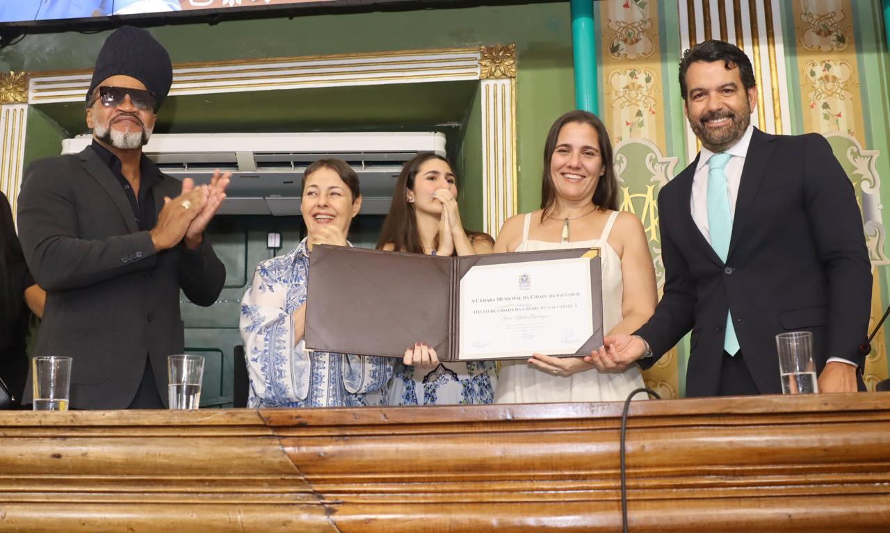 Imagem de Gestora da Pracatum, Ruth Buarque recebe Título de Cidadã Soteropolitana em cerimônia com presença de Carlinhos Brown