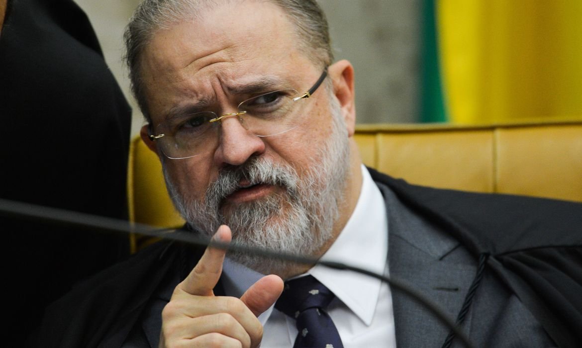 Imagem de Ala do PT quer manter Aras na PGR, mas procurador anti-Bolsonaro é favorito de Lula