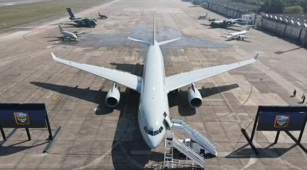 Imagem de Lula viaja no KC-30, usado na repatriação de brasileiros