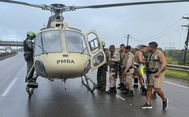 Imagem de PM e idoso são resgatados por helicóptero do Gaer após serem baleados em assalto na Bahia
